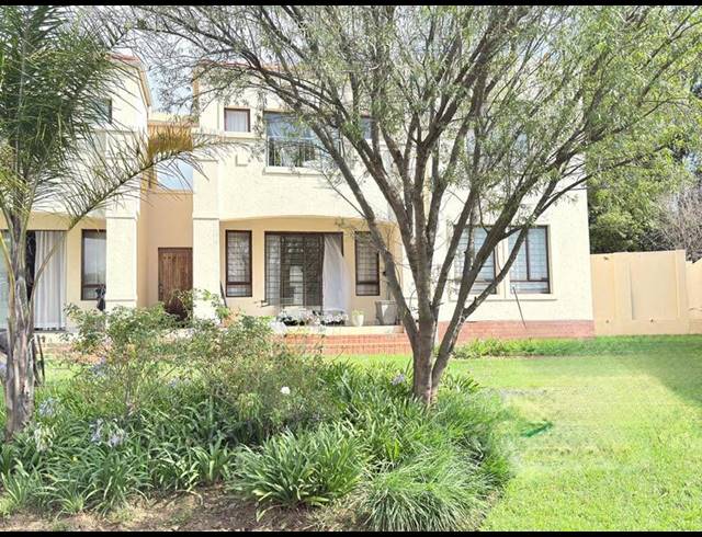 2 BEDROOM APARTMENT FOR SALE IN FOURWAYS